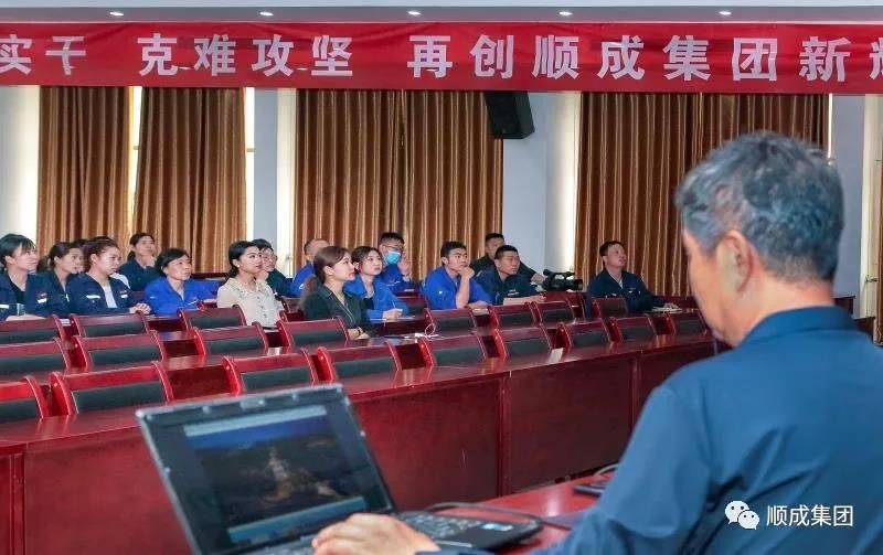 河南凯发K8官网集团举行通讯员摄影手艺培训班